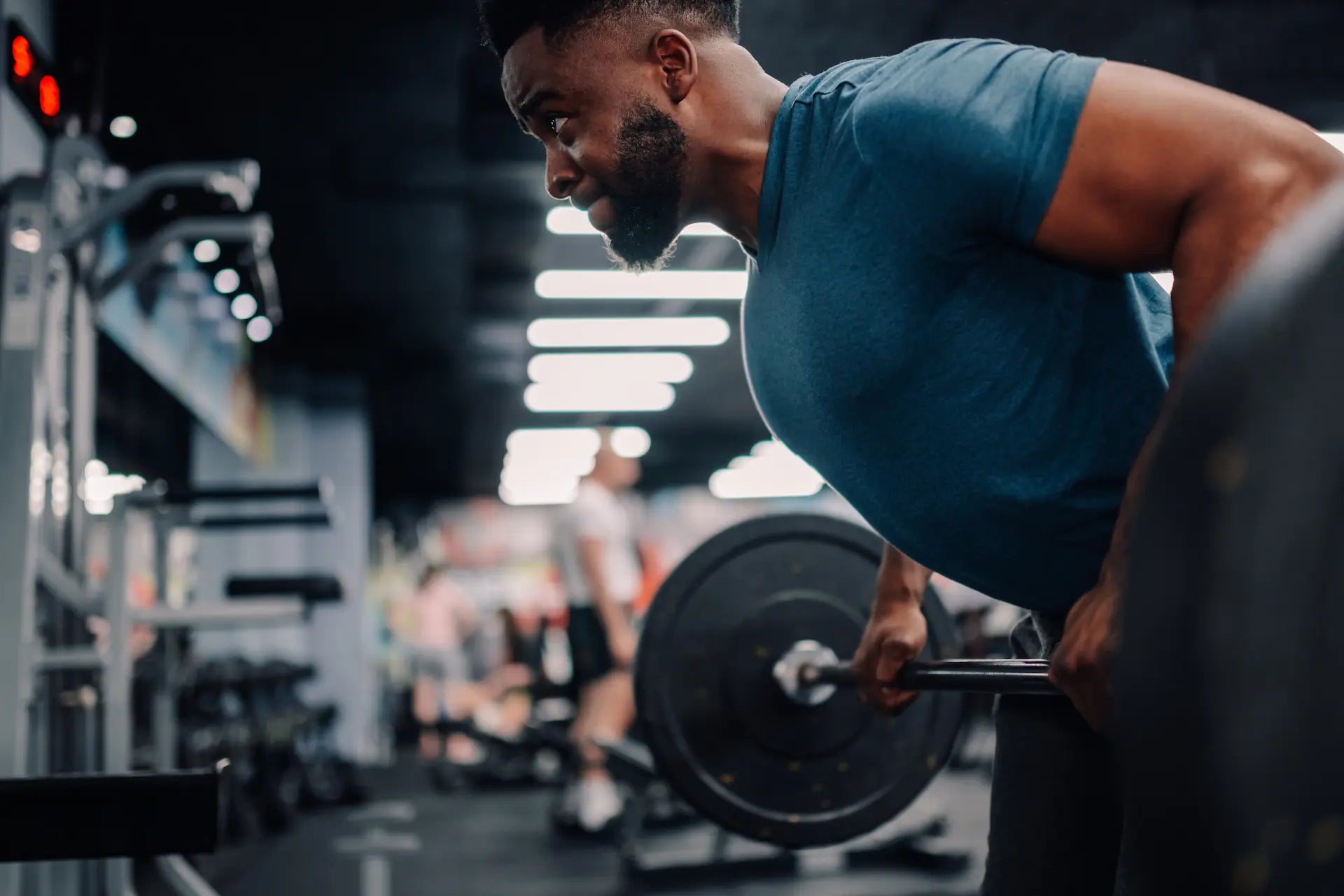 Man lifting weights and benefitting from nootropics for athletic performance
